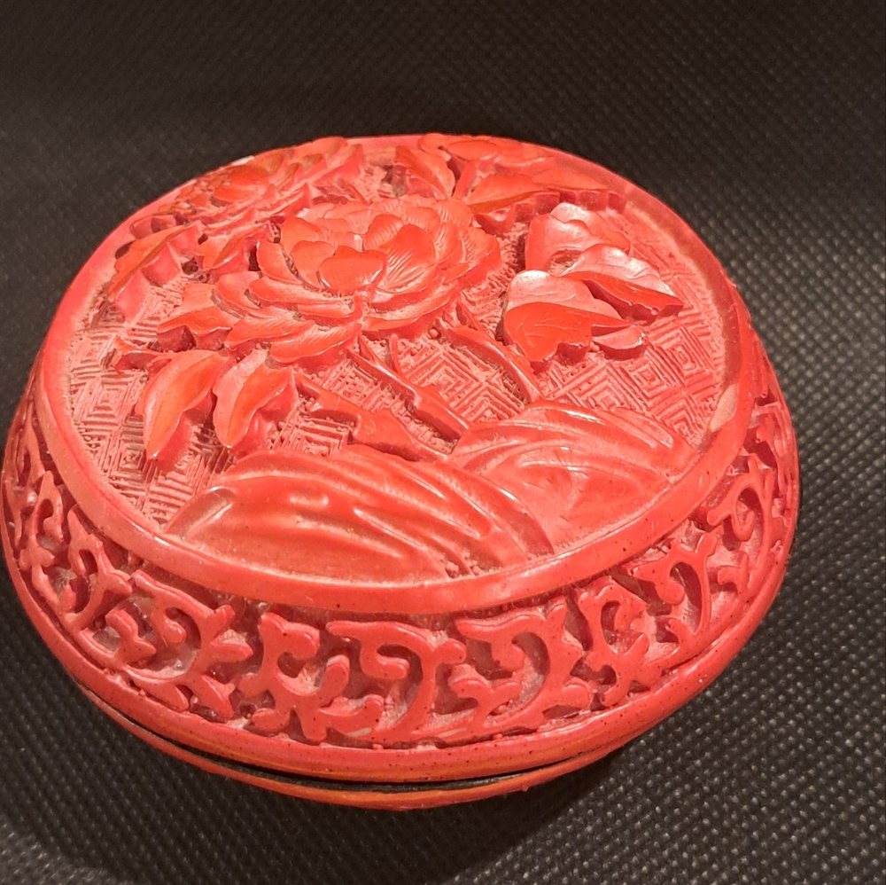 Chinese Cinnabar Red Lacquer Carved flowers Round Trinket Box.